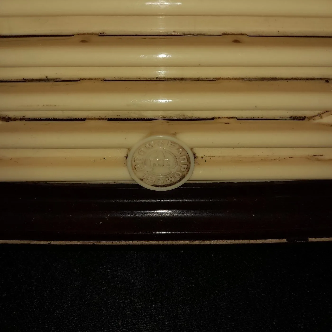 Bakelite radio — 3