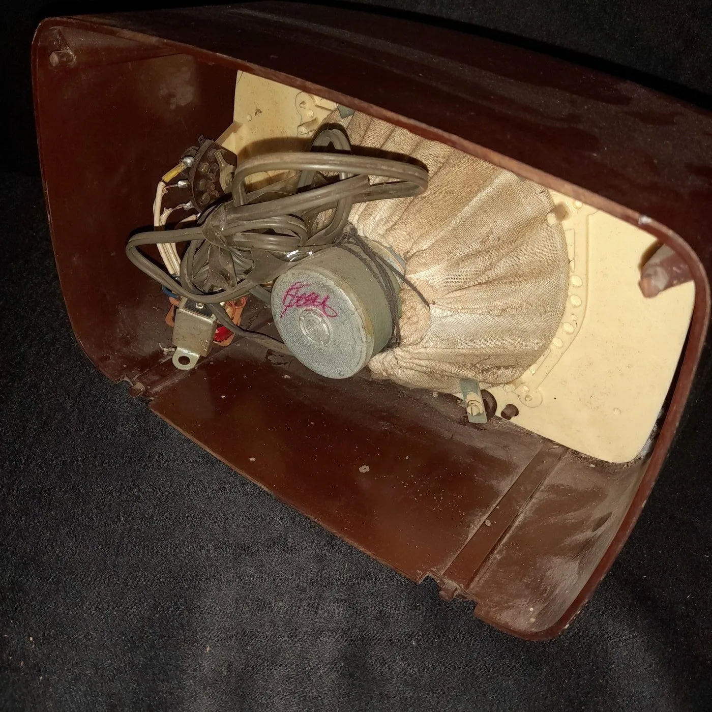 Bakelite radio — 6