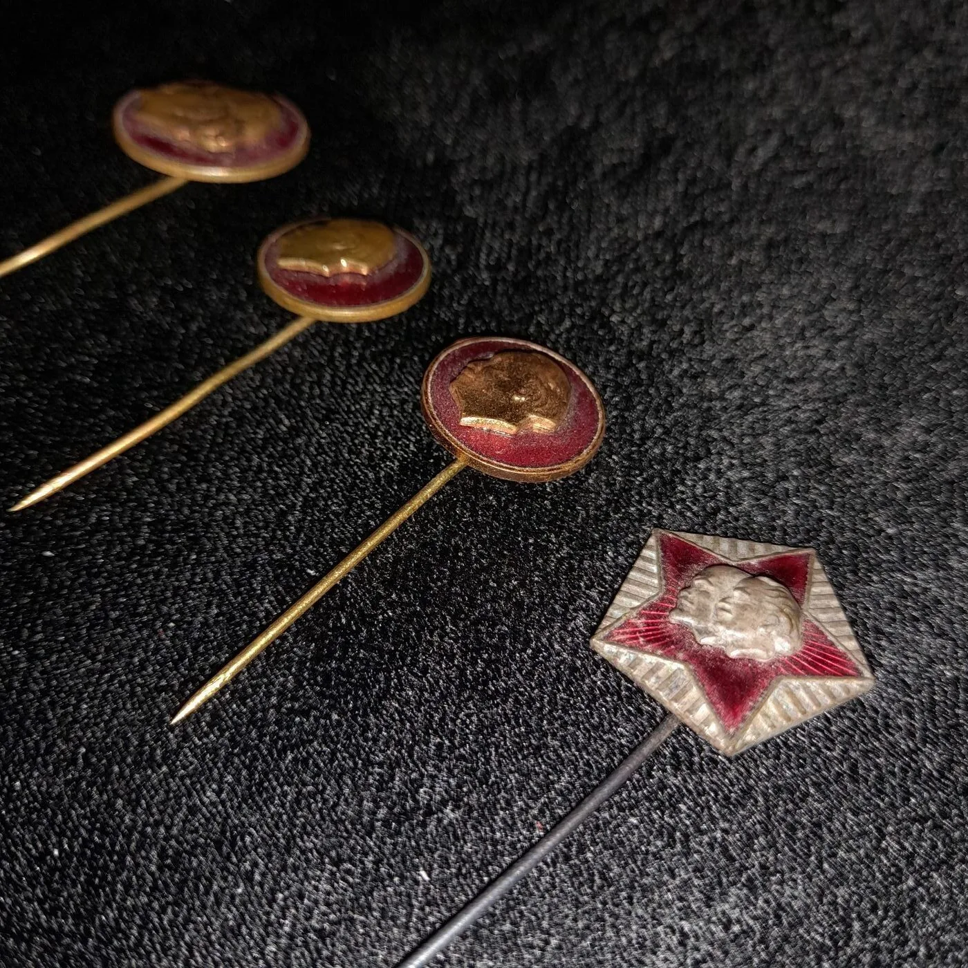 Small pins bearing the image of Georgi Dimitrov — 2