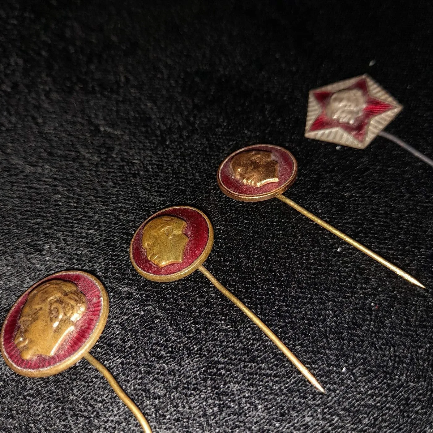Small pins bearing the image of Georgi Dimitrov — 3
