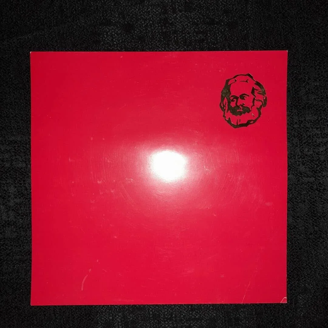 Plaque en carton rouge à l'effigie de Karl Marx