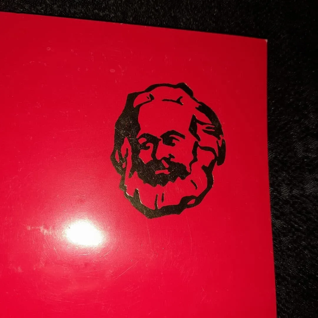 Plaque en carton rouge à l'effigie de Karl Marx — 2