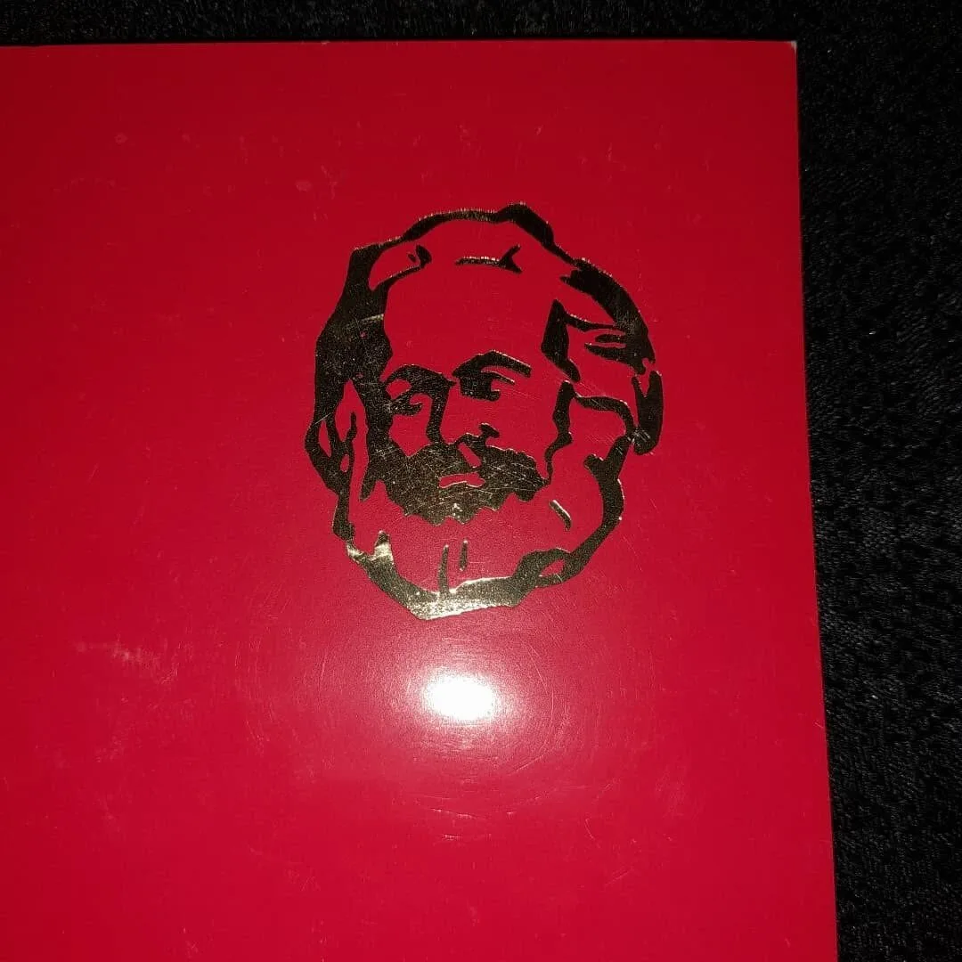Plaque en carton rouge à l'effigie de Karl Marx — 3