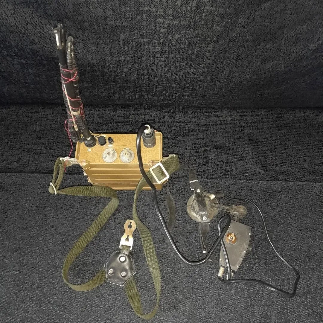 R-32 portable military radio station
