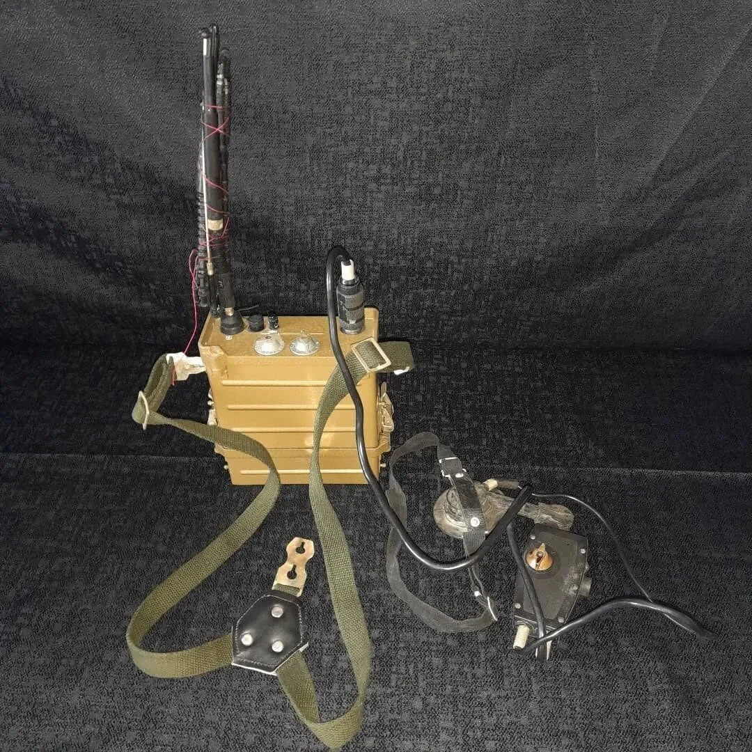 R-32 portable military radio station — 2