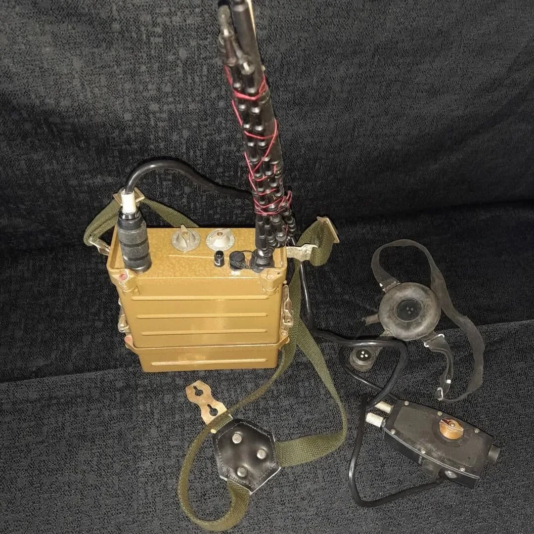 R-32 portable military radio station — 3
