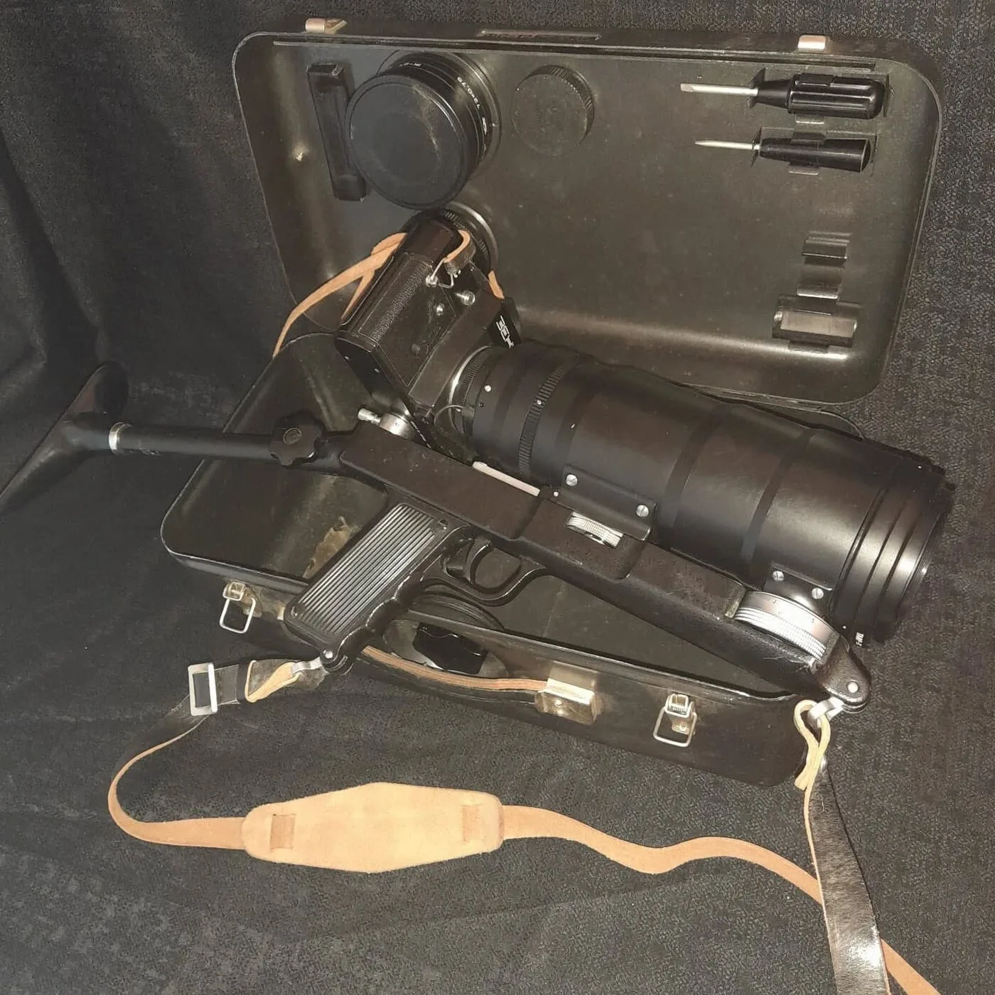 The Zenit FS-12 assembled on its open metal case, with 300 mm telephoto lens, trigger grip, telescopic stock, leather strap, second lens and screwdrivers stowed in their compartments