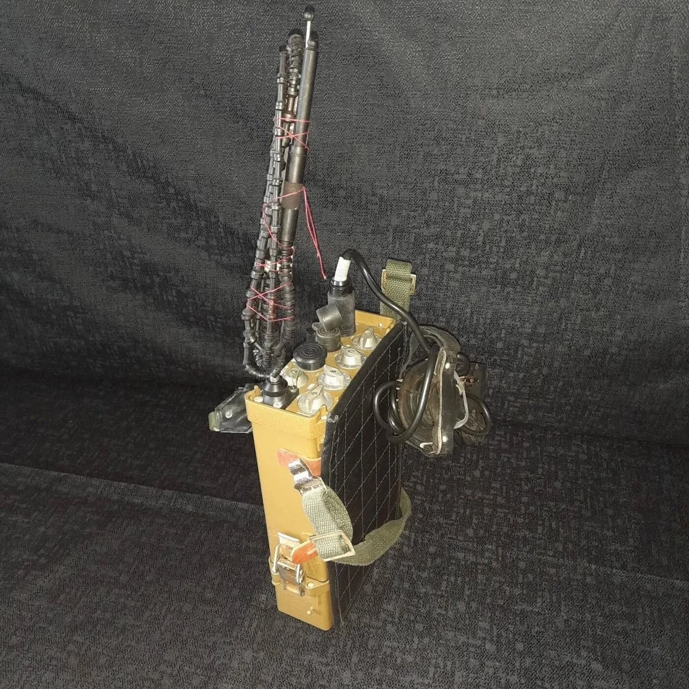 R-33 portable military radio station — 2