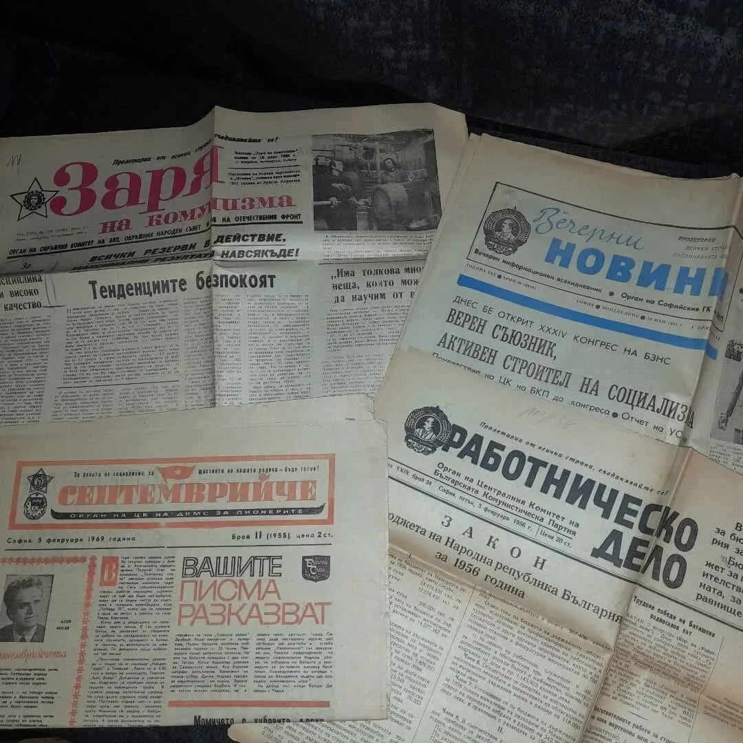 Various examples of newspapers — 2