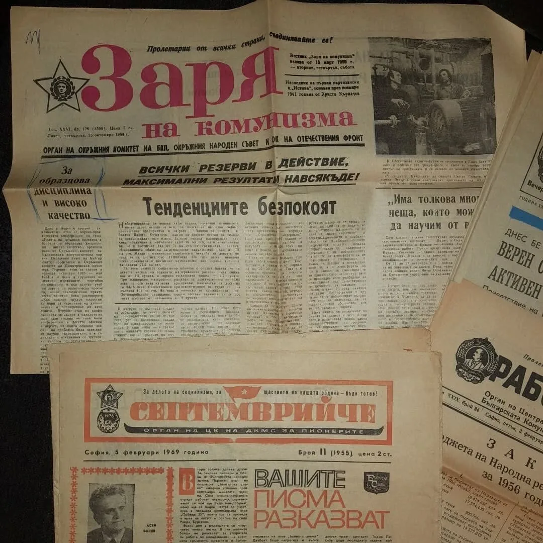 Various examples of newspapers — 3