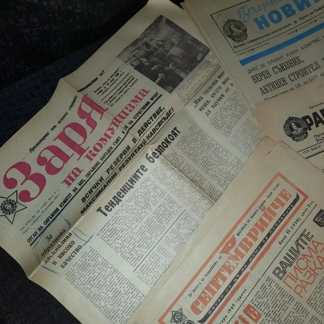 Various examples of newspapers — 4
