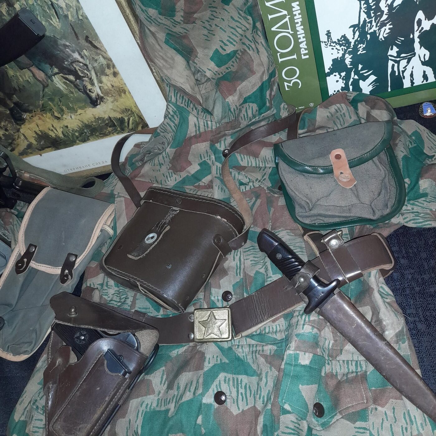 Camouflage dress, star-buckle belt, pistol holster, bayonet, binocular case and haversacks of the Border Troops