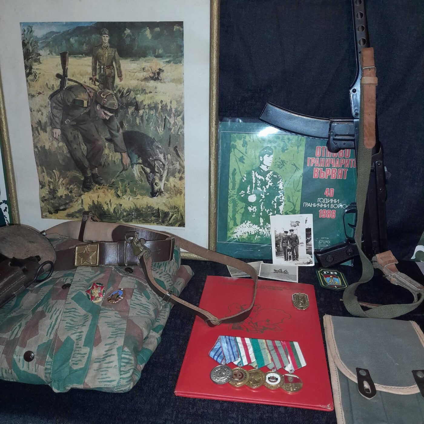 Record issued for the fortieth anniversary of the Border Troops in 1986, submachine gun and issue pistol