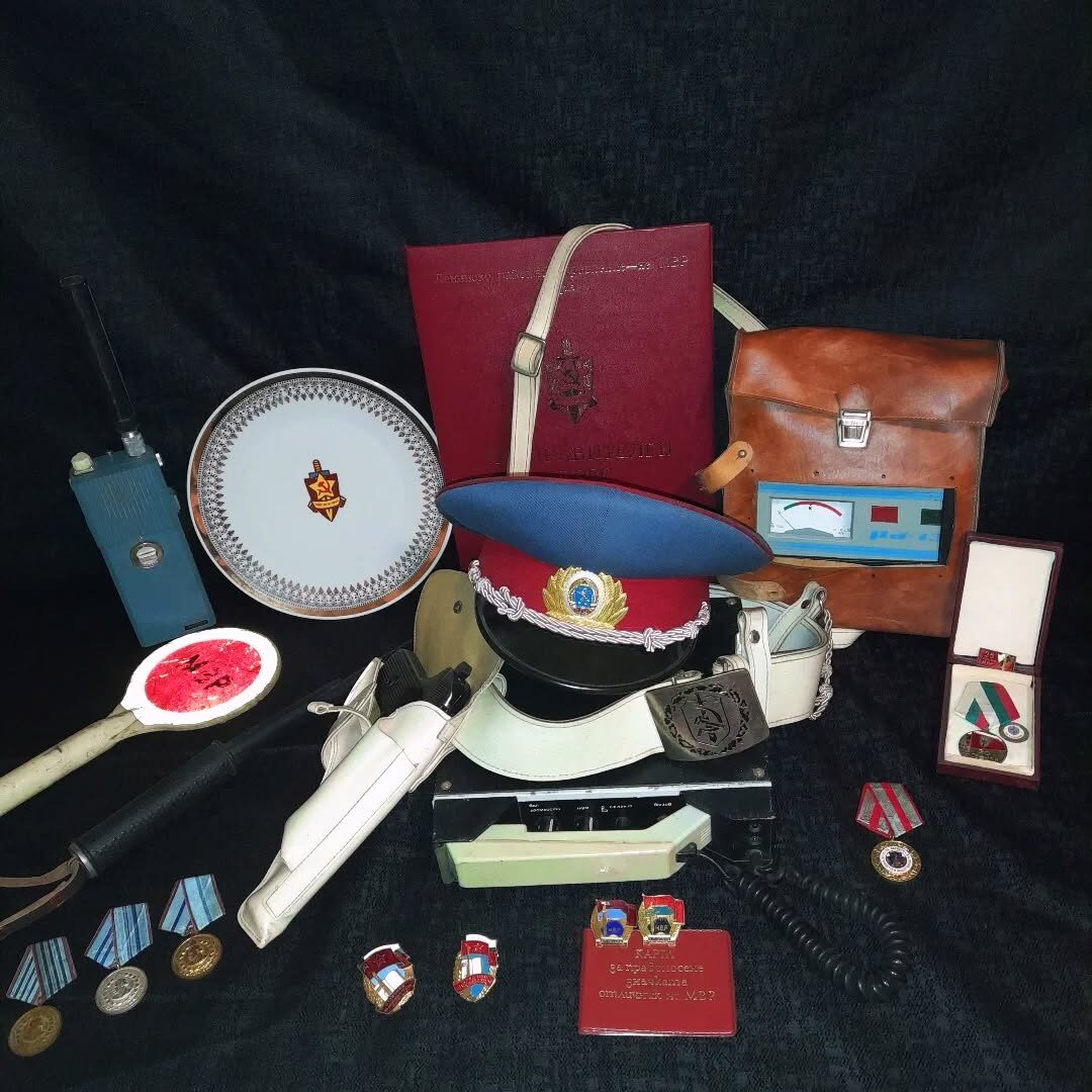 Decorations and commemorative objects of the Ministry of the Interior: medals for irreproachable service, "Excellent" badges, commemorative plate and address of congratulation