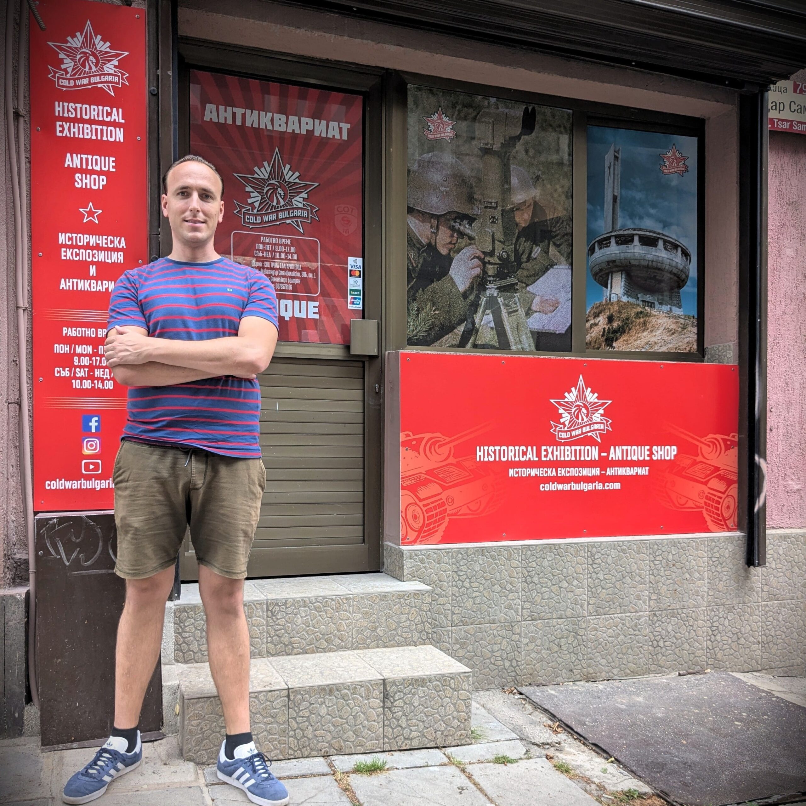 Simon, the founder in front of the museum